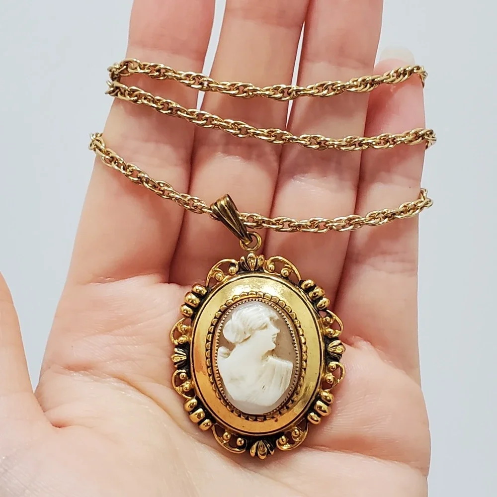 Vintage Beige & White Oval Cameo Locket Gold Tone Chain Victorian Style Necklace